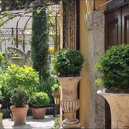 Vista Panoramica Giardino E Montagne