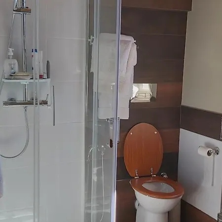 Vista Panoramica Giardino E Montagne דירה